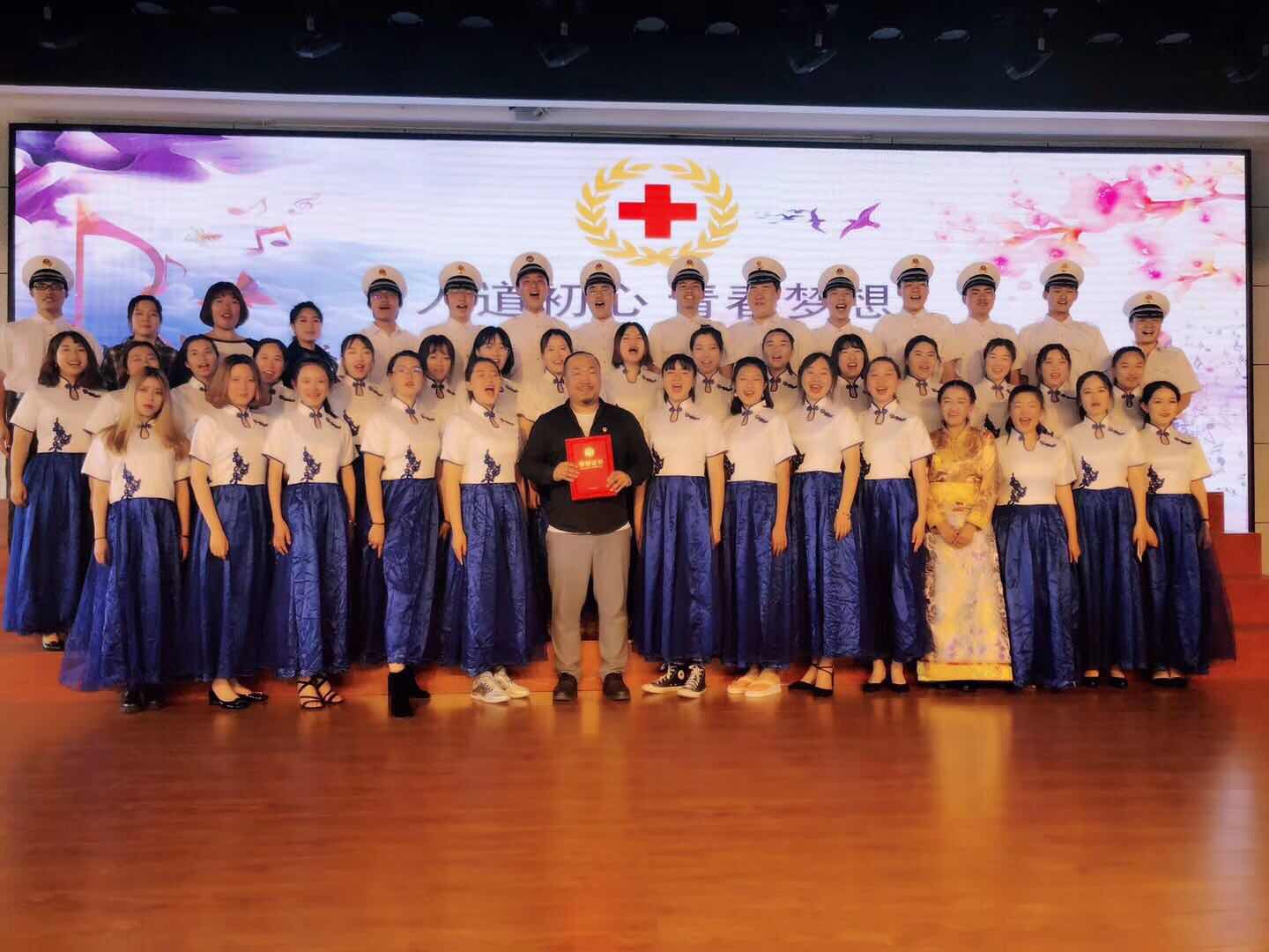 出色演绎了合唱歌曲《绒花》和《红色记忆组曲》并荣获金奖,艺术指导